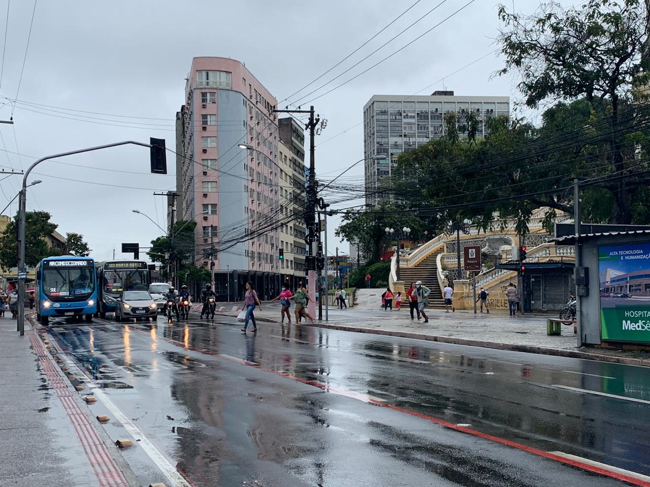 Feriado de Finados deve ser de chuva em grande parte do Espírito Santo, afirma meteorologista