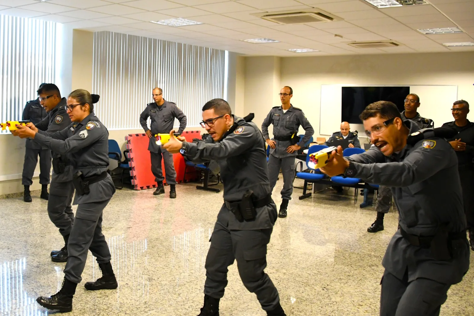 Policiais militares do ES vão usar arma de choque e fazem treinamento