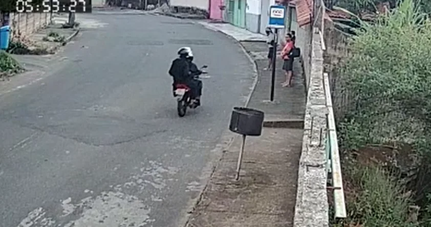 VÍDEO | Criminosos assaltam mulheres em ponto de ônibus na Serra