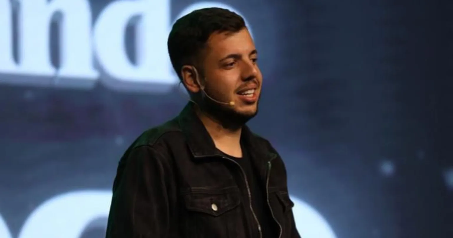 Escritor Junior Neves vira influencer de marketing e referência no Brasil Escritor Junior Neves vira influencer de marketing e referência no Brasil