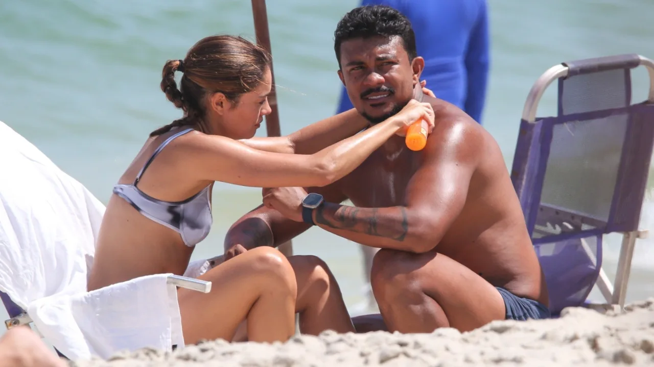 Em clima de romance, Xamã e Sophie Charlotte curtem dia na praia