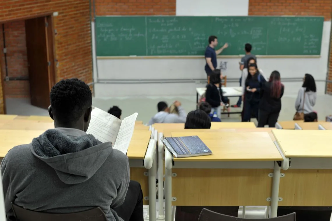 UnB foi a primeira universidade federal a adotar sistema de cotas raciais UnB reserva vagas para negros desde o vestibular de 2004 Percentual de negros com diploma cresceu quase quatro vezes desde 2000, segundo IBGE