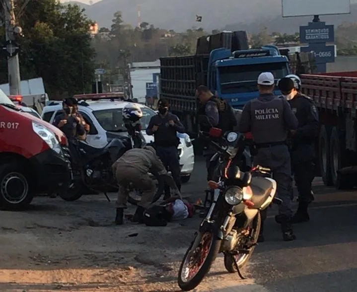 Homem é baleado enquanto dirige em Cachoeiro de Itapemirim