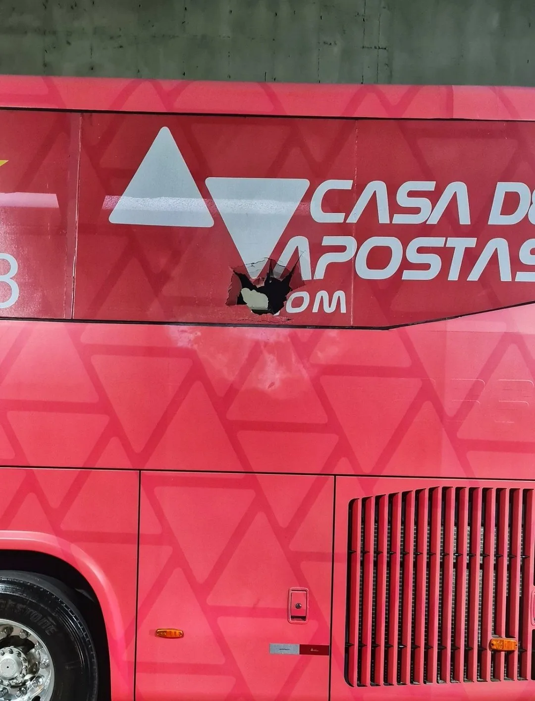 Ônibus do Bahia é atingido por bomba na Arena Fonte Nova; jogadores ficam feridos