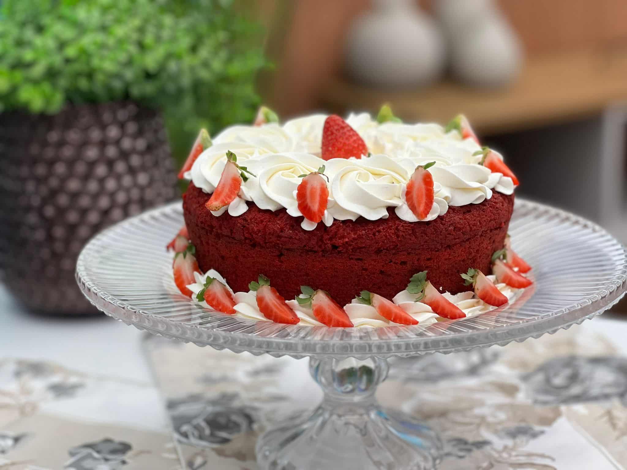 Aprenda a fazer um irresistível bolo vulcão Red Velvet