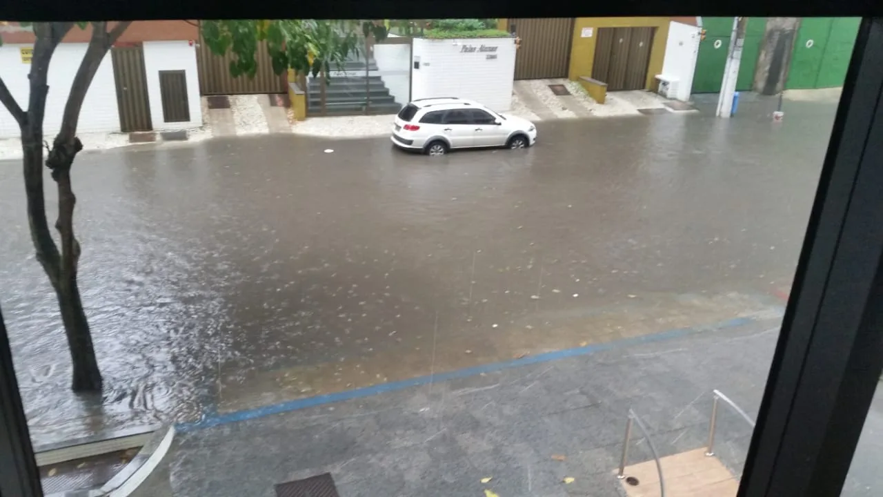 Chuva deve continuar no ES durante a sexta. Saiba para quem ligar em casos de emergência