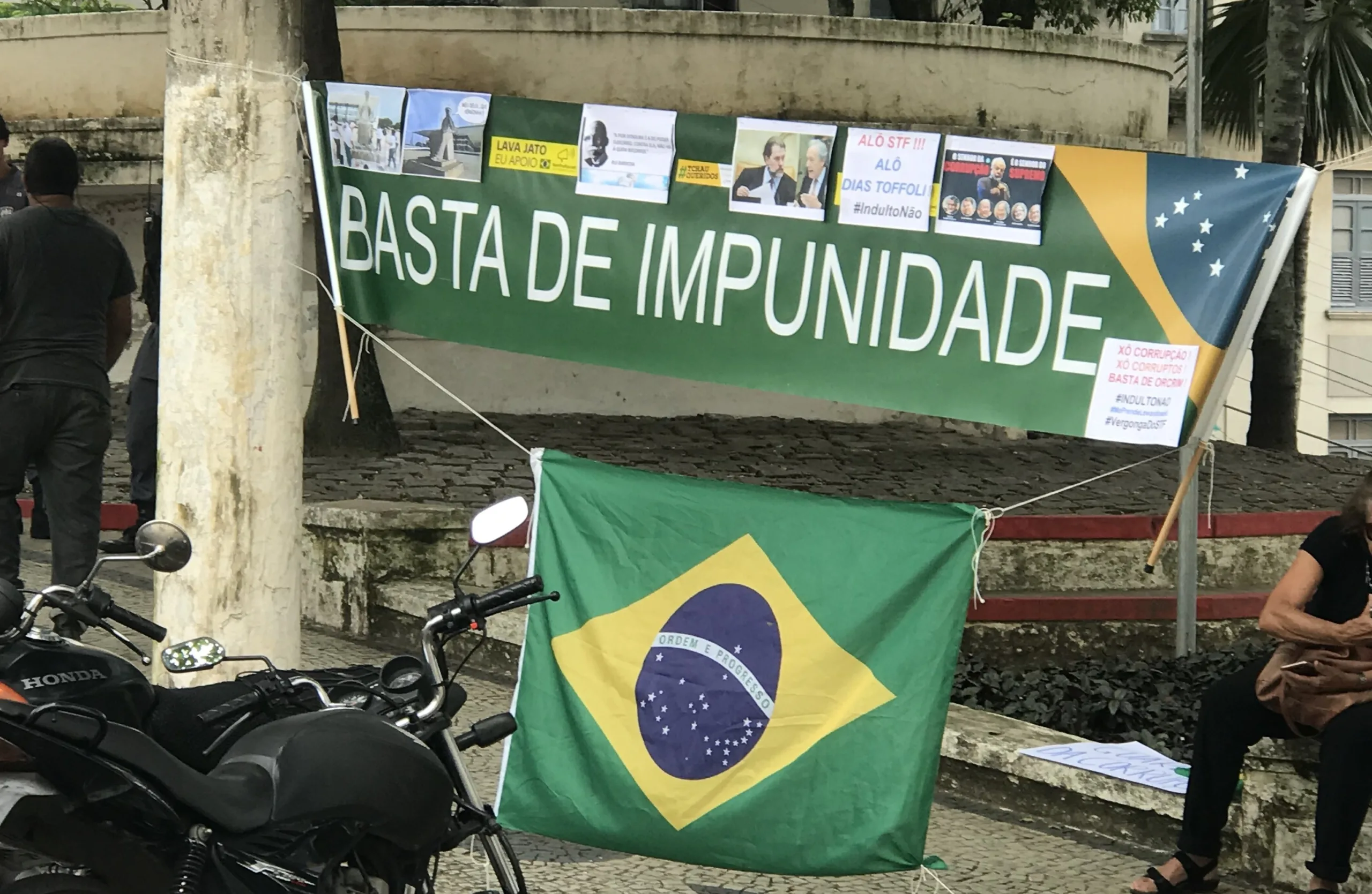 Manifestantes fazem protesto em visita de Dias Toffoli ao ES