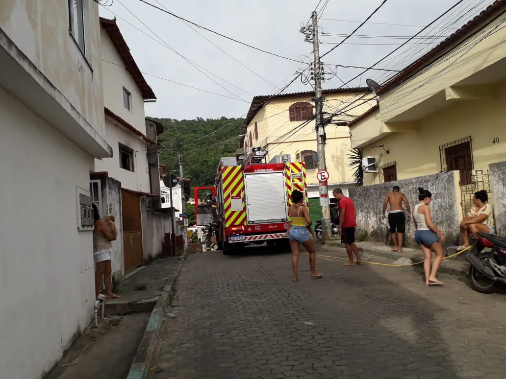 Mulher coloca fogo em casa após discutir com marido em Vitória