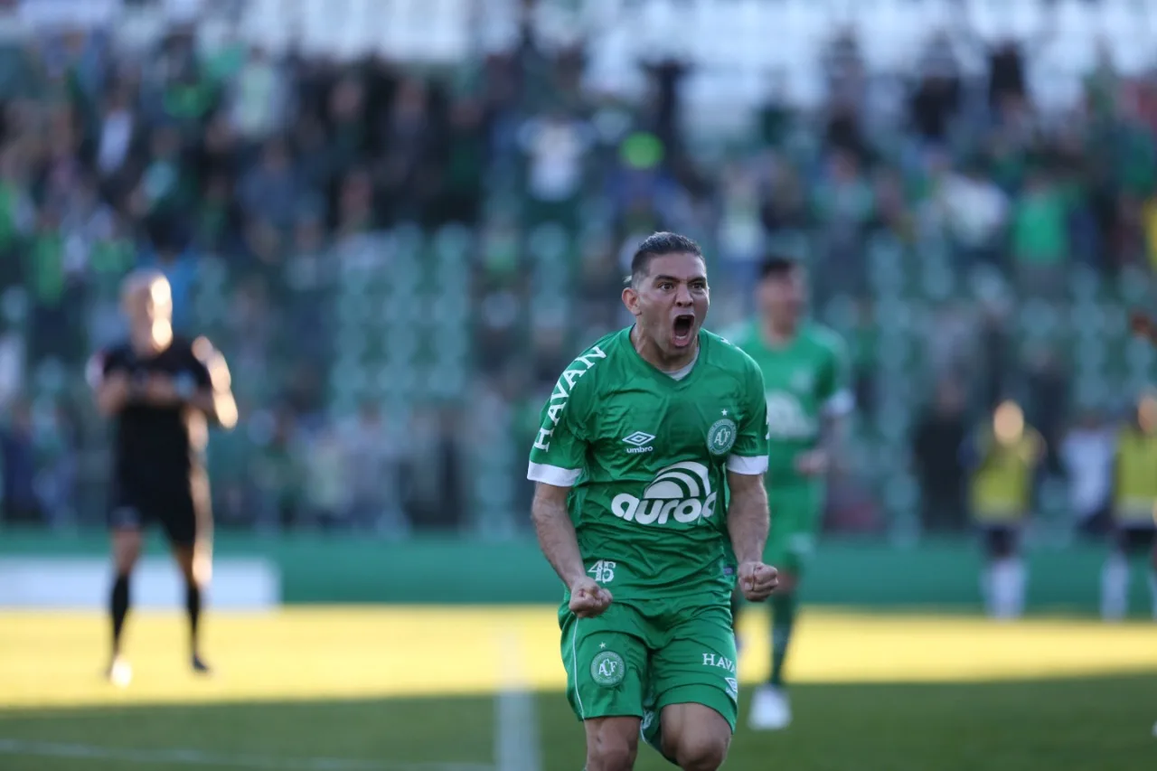 Desfalcada, Chapecoense aposta na força da Arena Condá para superar o São Paulo