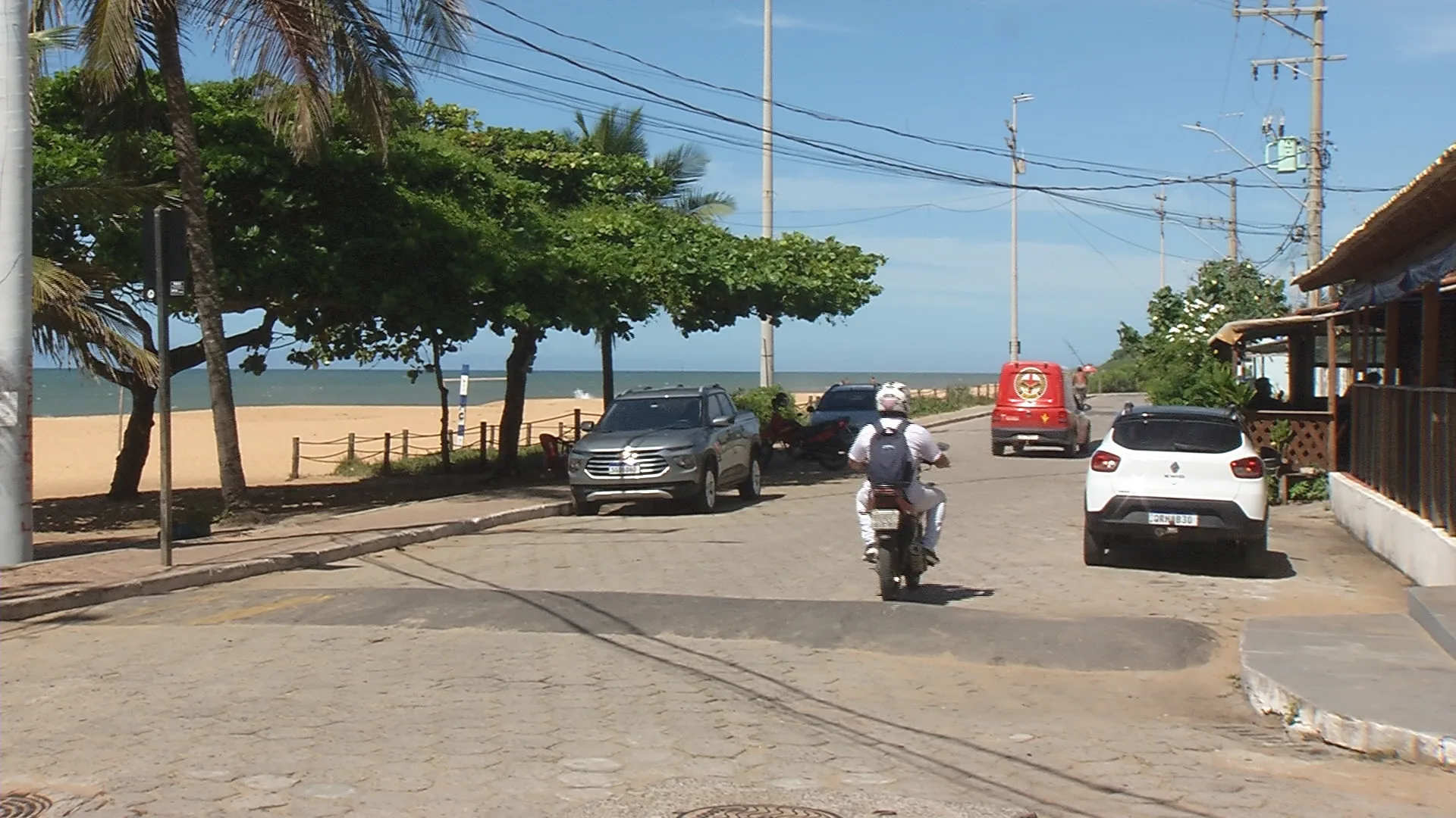 Homem é espancado por traficantes na orla da Barra do Jucu