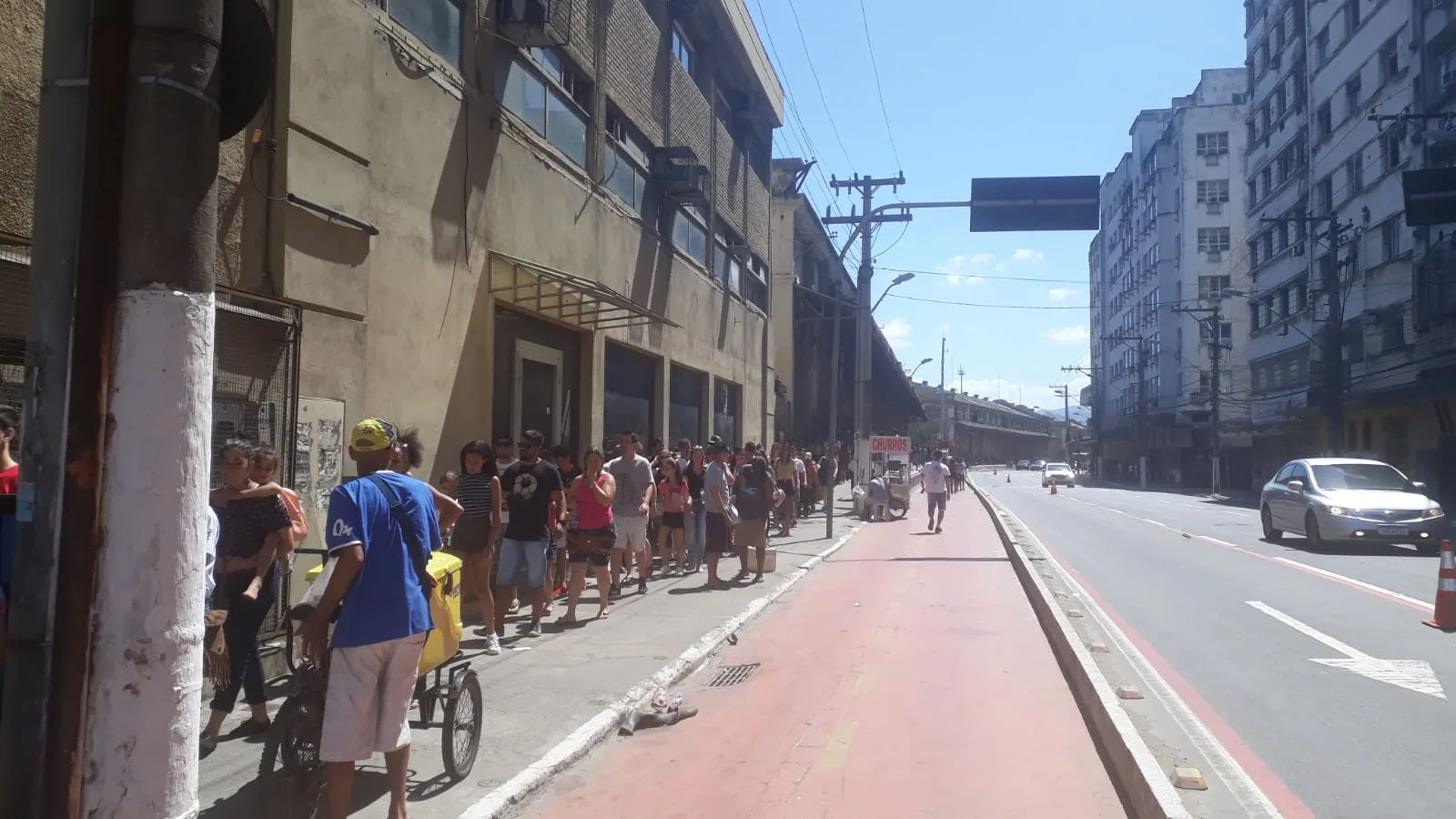 Livraria flutuante no Porto de Vitória atrai multidão e fila atravessa três quarteirões