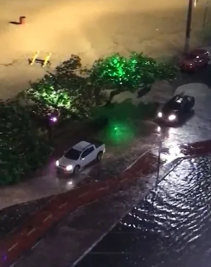 VÍDEO | Motoristas utilizam calçadão para escapar de alagamentos na Praia da Costa