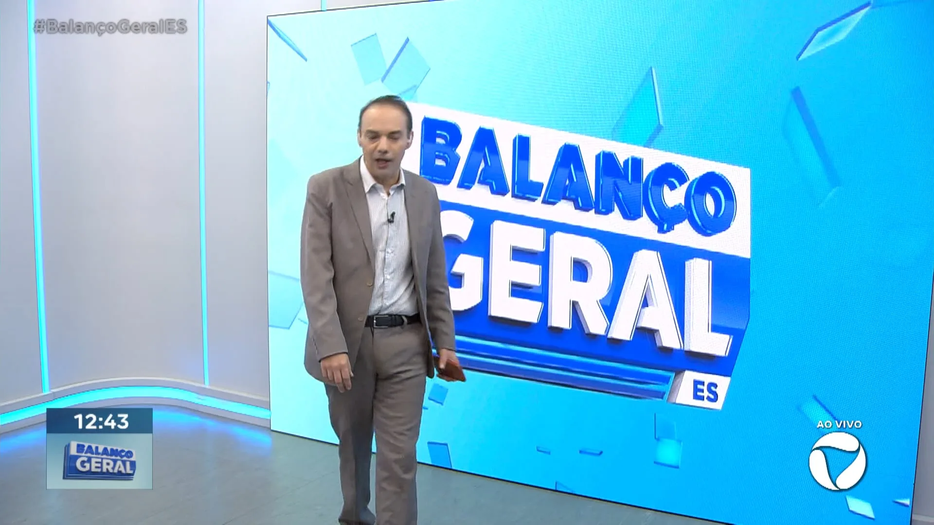 CALMA AÍ, JOVEM! O CIDADÃO NÃO TAVA LAVANDO A CASA NEM NADA E DECIDE JOGAR UM BALDE NA MÃE!