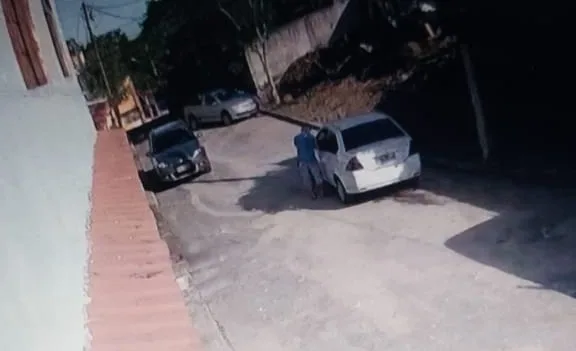 VÍDEO | Idoso é preso ao tentar matar policial civil a facadas na Serra