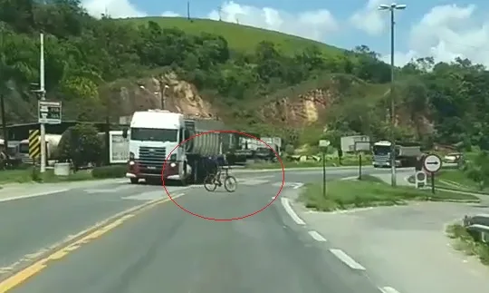 VÍDEO | Ciclista atravessa rodovia e quase é atropelado por caminhão no Sul do Espírito Santo