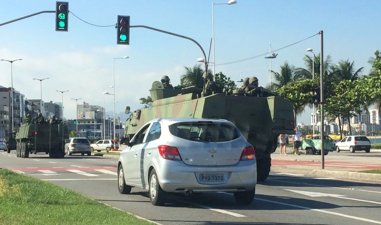 Militares atuam com veículos blindados para retomada da segurança no ES