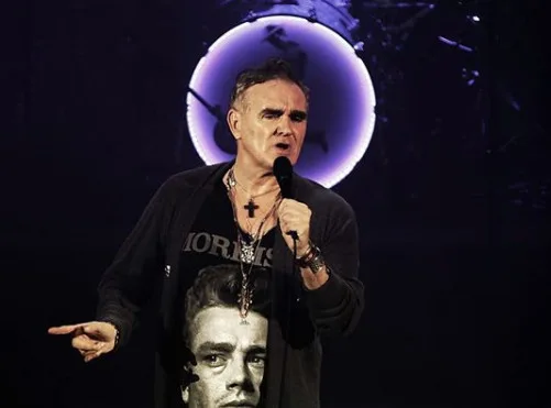 Morrissey expulsa fãs de show por criticarem partido de extrema-direita britânico