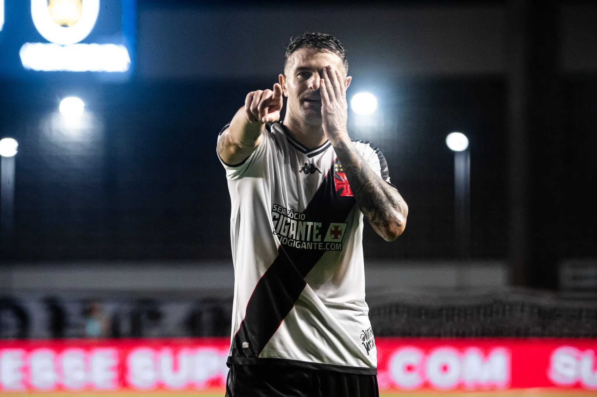 Quase lá! Vasco faz a festa da torcida no Kleber Andrade e bota um pé na semifinal