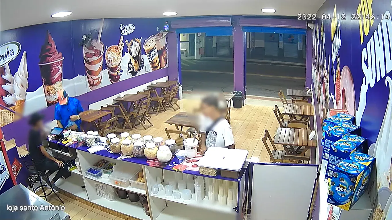 VÍDEO | Dupla finge ser cliente e assalta loja de açaí em Vitória