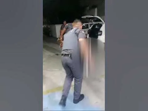 Homem negro é amarrado com cordas e carregado por policiais em SP