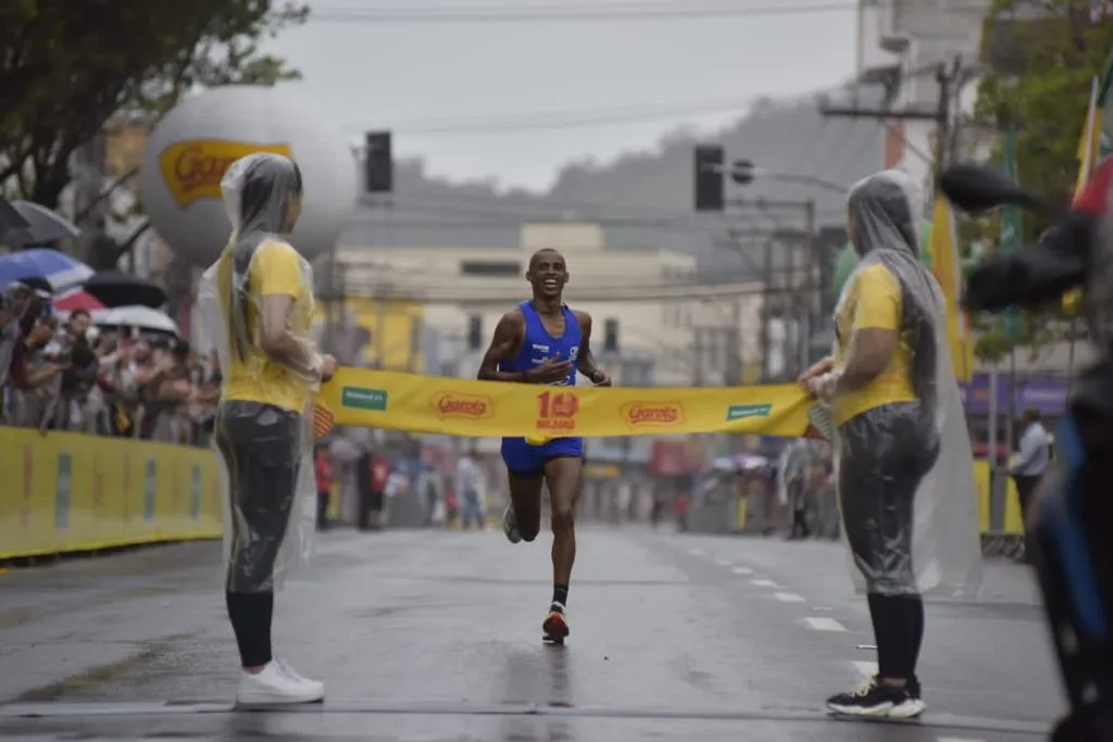 Em disputa acirrada, brasileiro supera queniano conquista as Dez Milhas Garoto