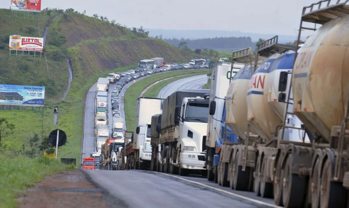 Caminhoneiros cobram que governo coloque presidente na Petrobras que mexa na PPI