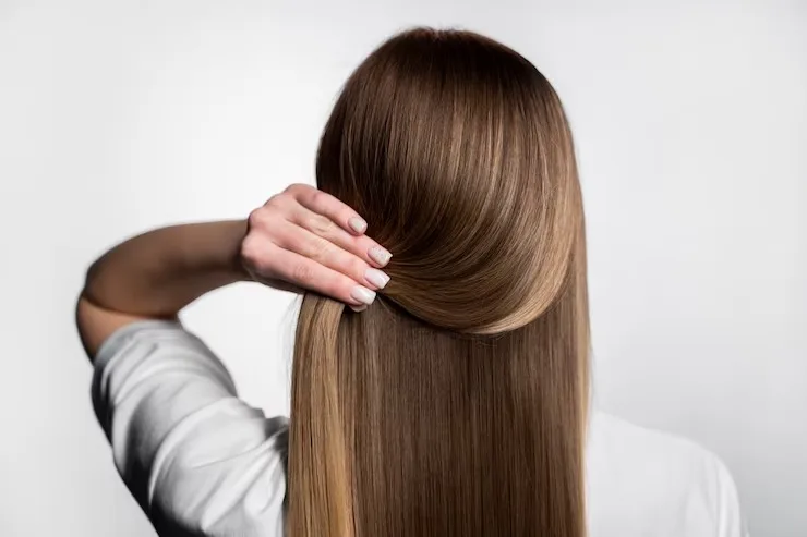 Como? Mulher coloca mega hair em salão e cabelo cai: "Na promoção"