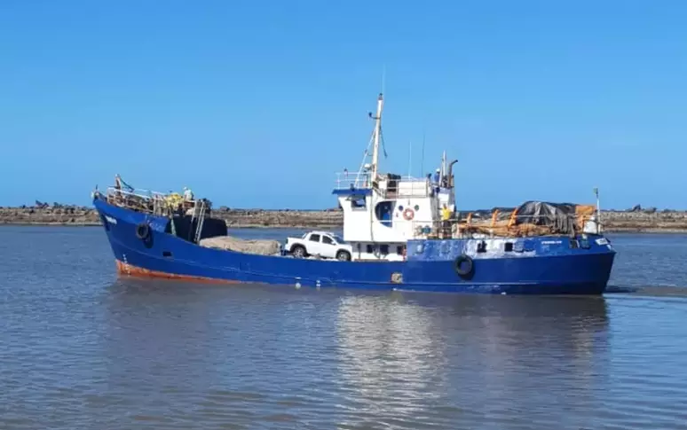 Navio naufraga em Pernambuco e autoridades buscam 5 desaparecidos