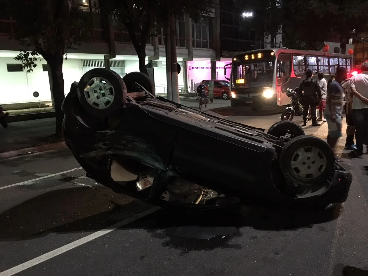 Motorista perde controle da direção e capota veículo em Vitória