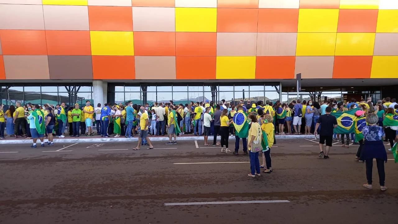 Apoiadores se concentram no Aeroporto de Vitória para chegada de Bolsonaro ao ES