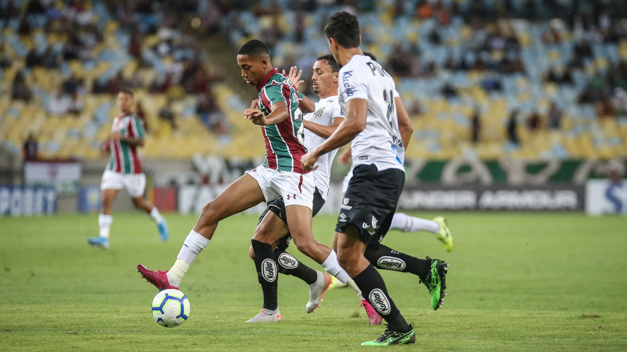 Com briga de Oswaldo e Ganso, Flu empata com Santos e sai da zona de rebaixamento