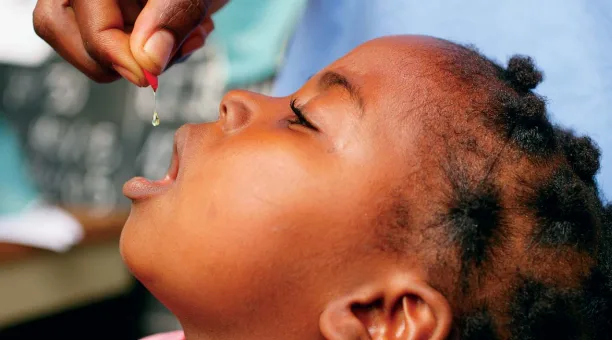 Crianças com suspeita de sarampo precisarão tomar vitamina A