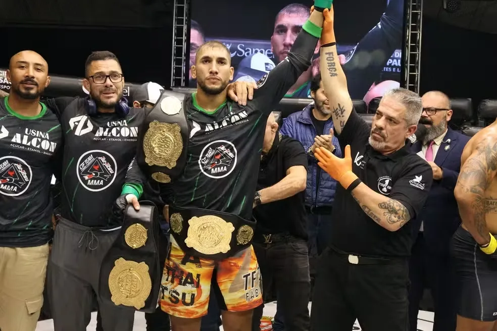 VÍDEO | Capixaba Vitor Costa nocauteia e conquista 2º cinturão do Jungle Fight