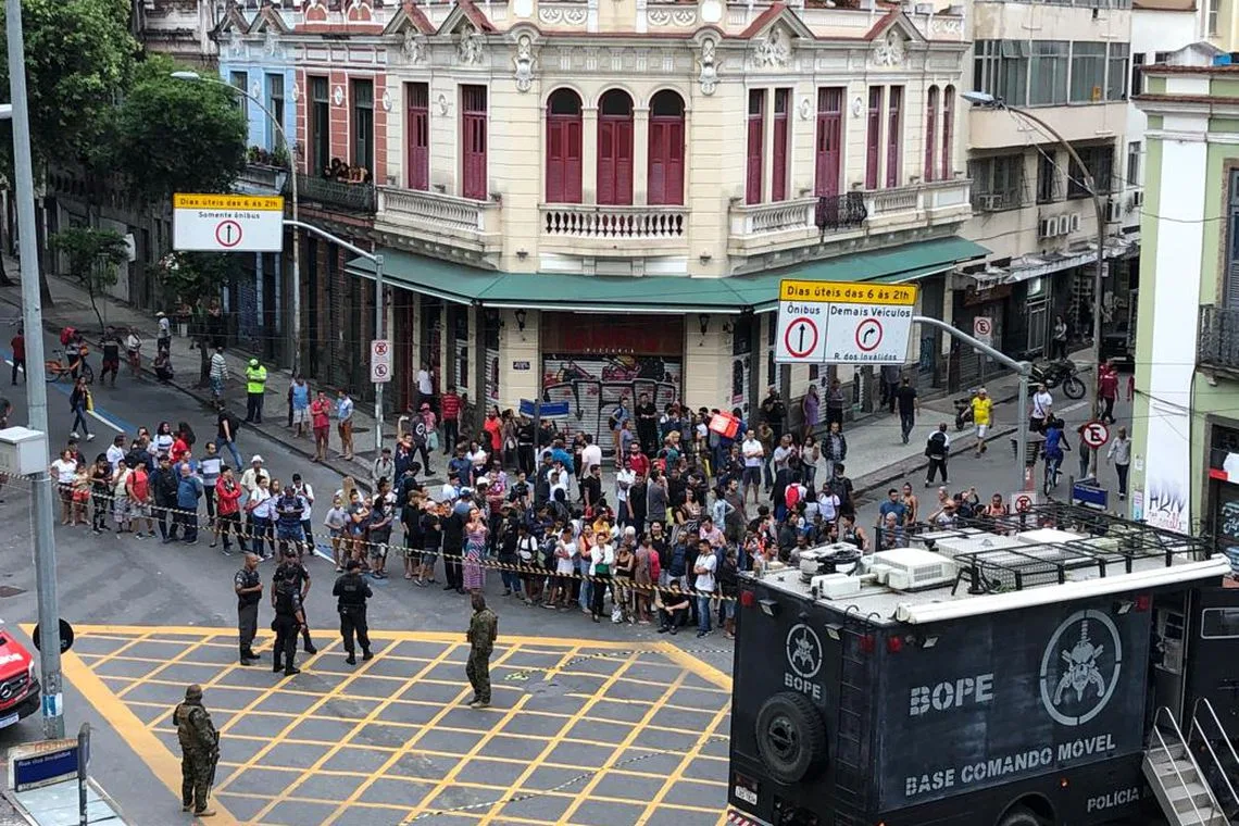 Um homem fez seis pessoas reféns, em um bar na Lapa, área central do Rio de Janeiro, na tarde desta sexta-feira (29). Segundo informações preliminares, ele entrou em um bar na esquina das ruas do Rezende e dos Inválidos, armado com uma faca.