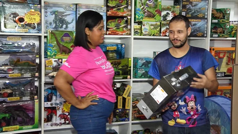 Dia movimentado no comércio: pais e avós foram em busca do presente das crianças