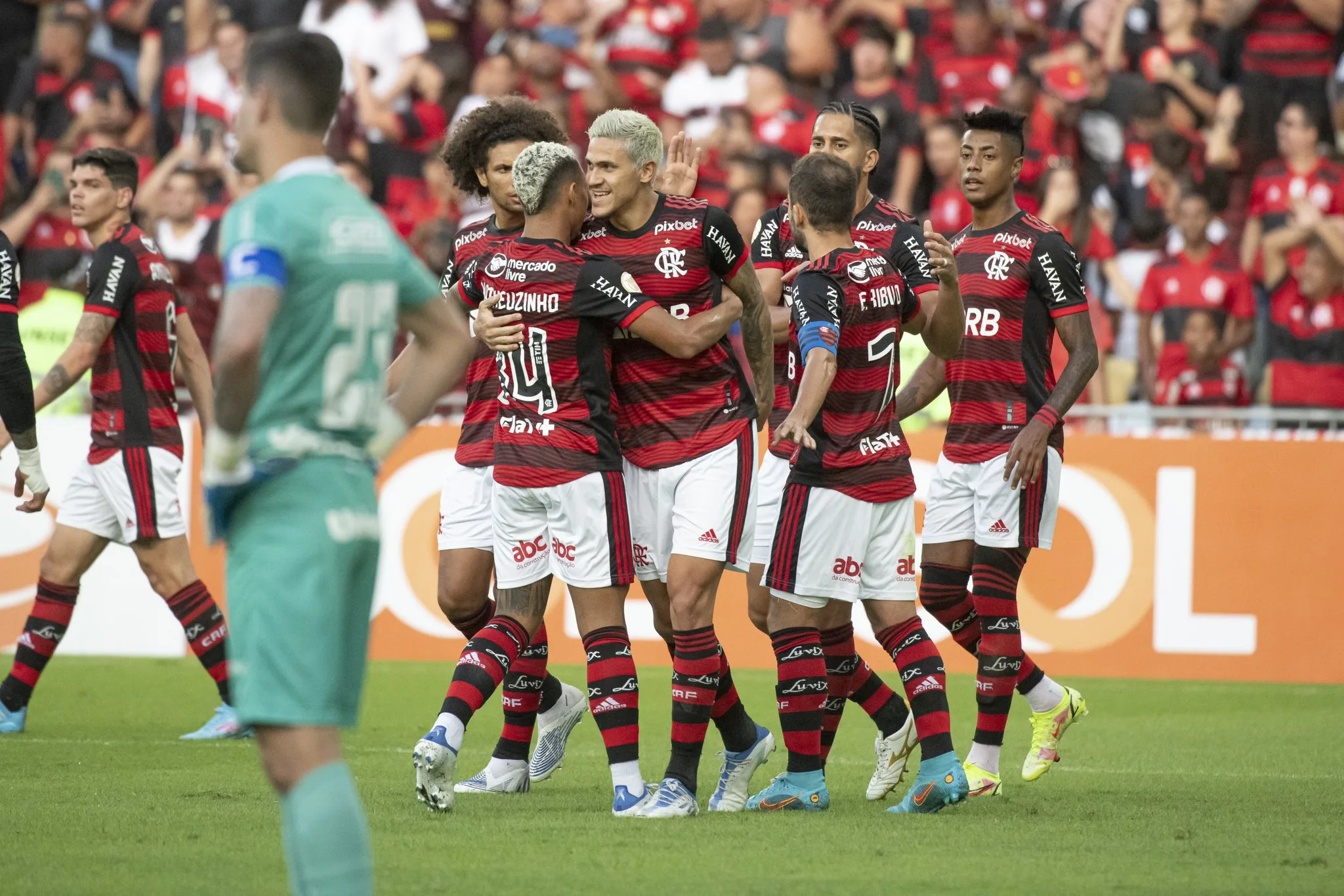 Com esquema solidário, Flamengo vence Goiás, abafa crise, mas sofre vaias