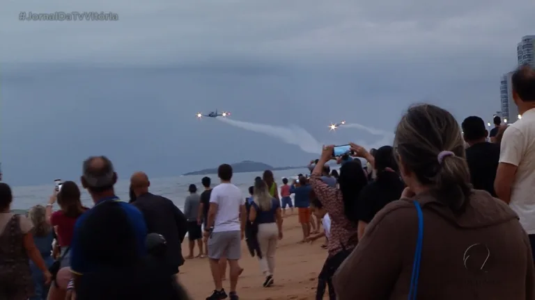Esquadrilha da fumaça encanta em apresentação de aniversário de Vila Velha