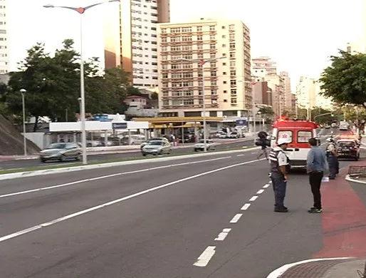 Morador de rua é atropelado e motociclista fica ferido em acidente na Praia do Canto