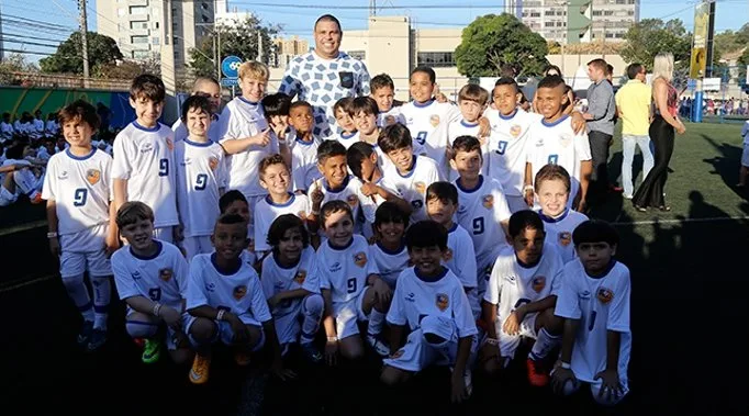 Oportunidade! Estudantes podem conseguir bolsa para escola de futebol do Ronaldo Fenômeno no ES