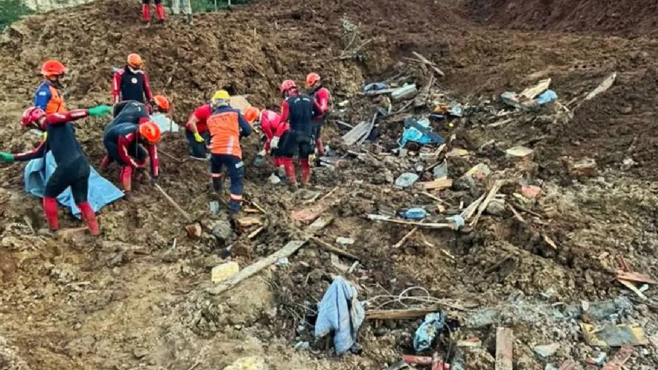 Bombeiros do ES encontram corpo de vítima soterrada há um mês no Rio Grande do Sul