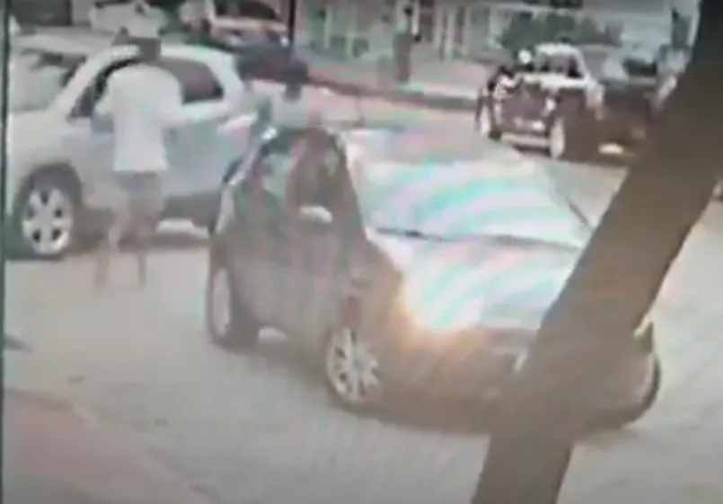 VÍDEO | Homem tem carro roubado em rua da Praia do Canto, em Vitória