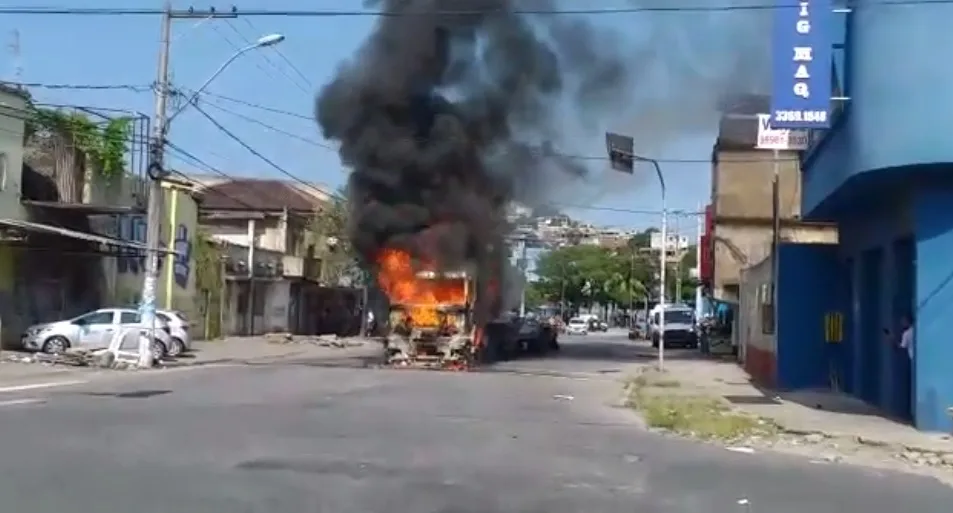 VÍDEO | Carreta cegonha pega fogo em Vila Velha; carro que estava em cima ficou destruído