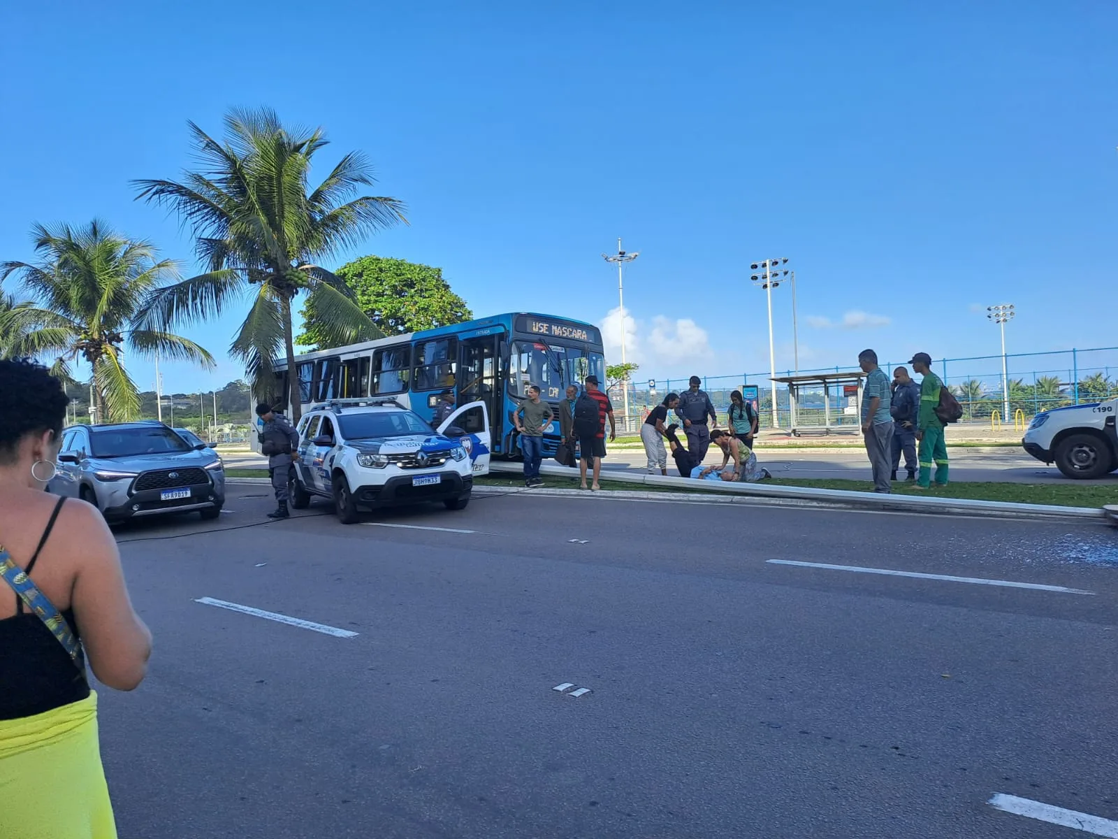 Motorista do Transcol passa mal e ônibus bate em poste em Camburi