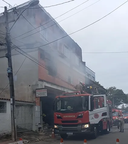 VÍDEO | Incêndio atinge apartamento em bairro de Vitória