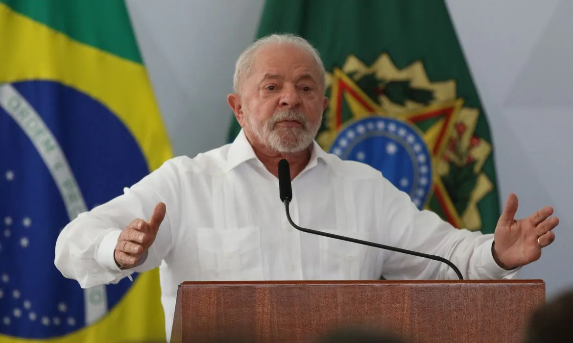 Brasília (DF), 28/04/2023 – O presidente Lula participa, da cerimônia de sanção do PLN 2/23 e assinatura da Medida Provisória que concede reajuste de 9% aos servidores do Executivo federal. Foto José Cruz/Agência Brasil.