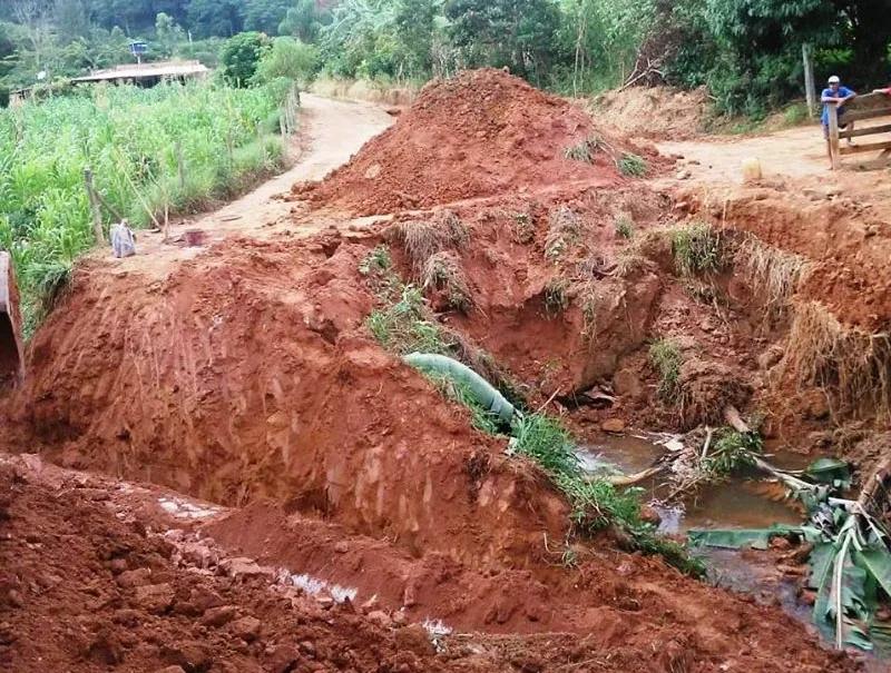 Equipes trabalham para liberar estradas após chuvas em Guaçuí