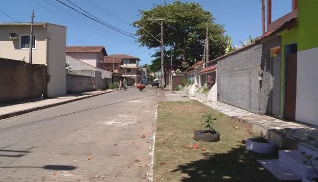 VÍDEO | Bandido rende adolescentes e assalta loja de açaí que abriu há um mês na Serra