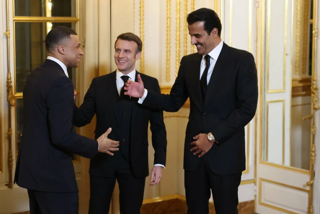 Macron recebe Emir do Catar em Paris e compartilha jantar com Mbappé