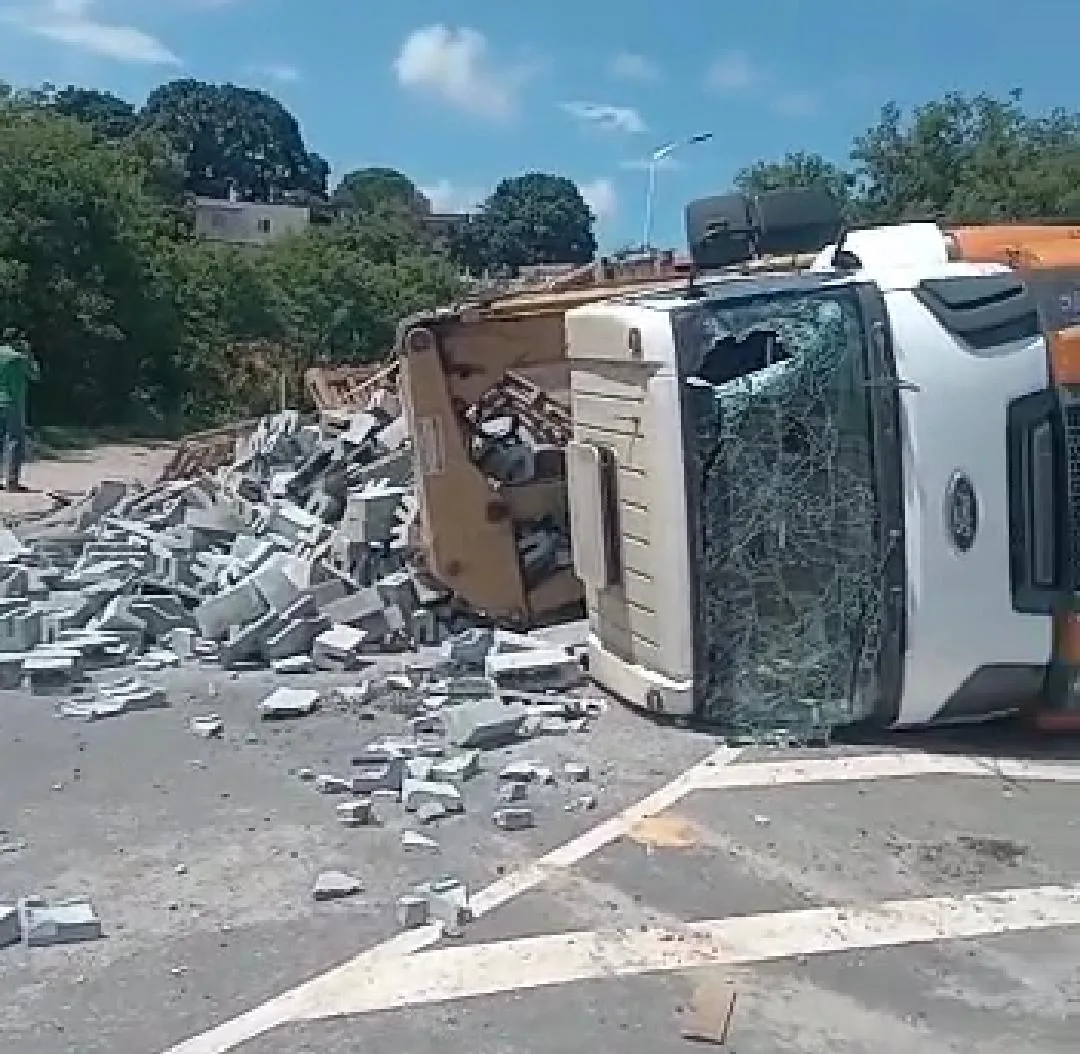 VÍDEO | Homem fica ferido após caminhão com blocos tombar na rodovia Leste-Oeste