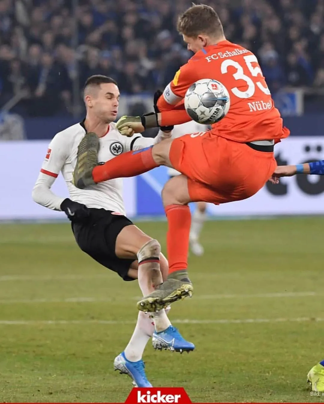 Com entrada brutal de goleiro, Schalke vence e tira Bayern do G4 do Alemão